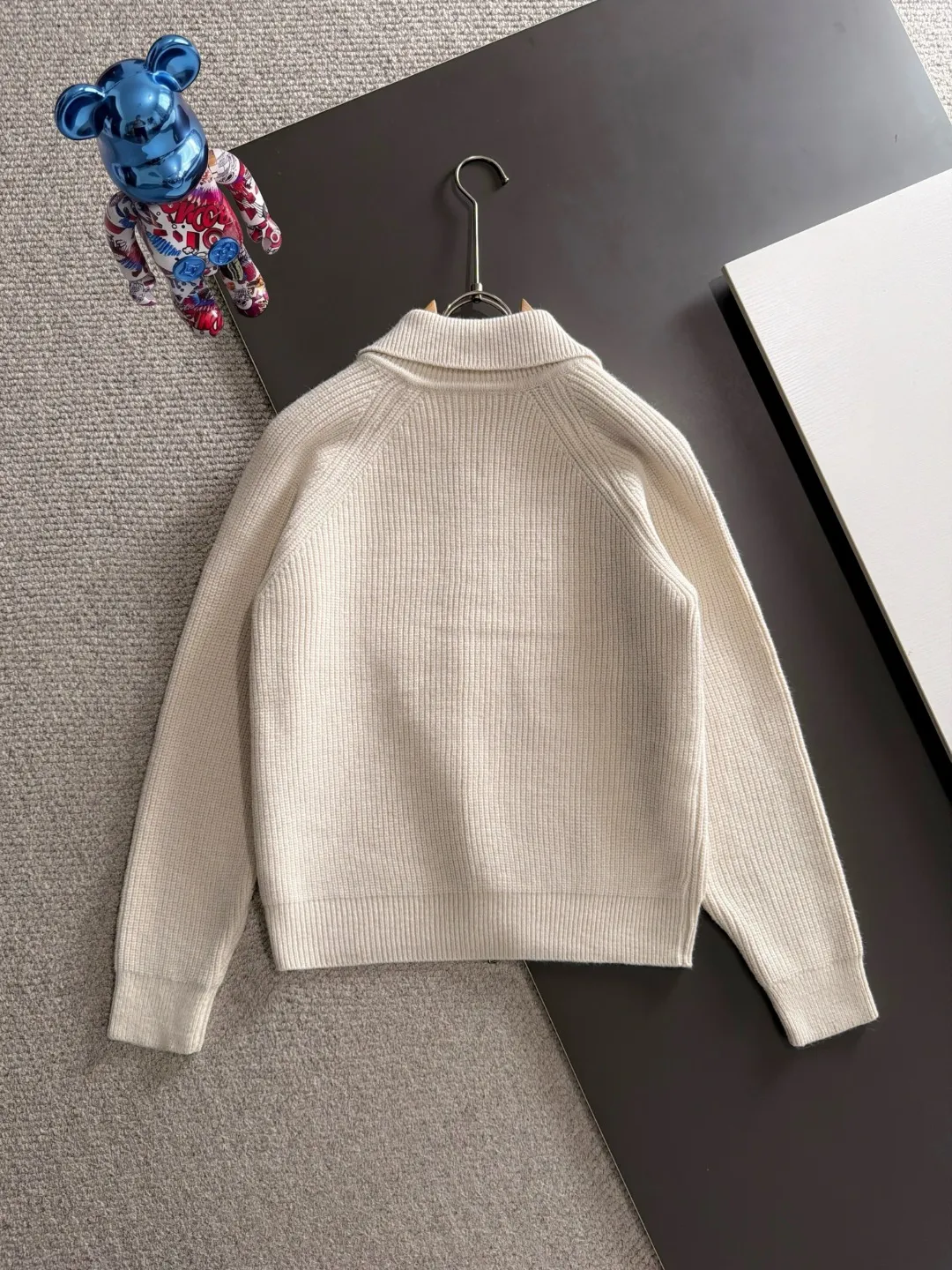 Next day shipment P225 Balenciaga 2026 Autumn and Winter latest sweater from official website, now on sale at counters simultaneously Hot Sale! Specially made of wool blended fabric. It feels comfortable and can be directly in contact with the skin. The logo badge is exquisitely embroidered, which is extremely eye-catching! The details highlight the fashionable charm of big brands. Exquisite workmanship. Three-dimensional cutting style. The wearing effect is invincible and handsome! All three standards are complete! Sizes:M-3XL
